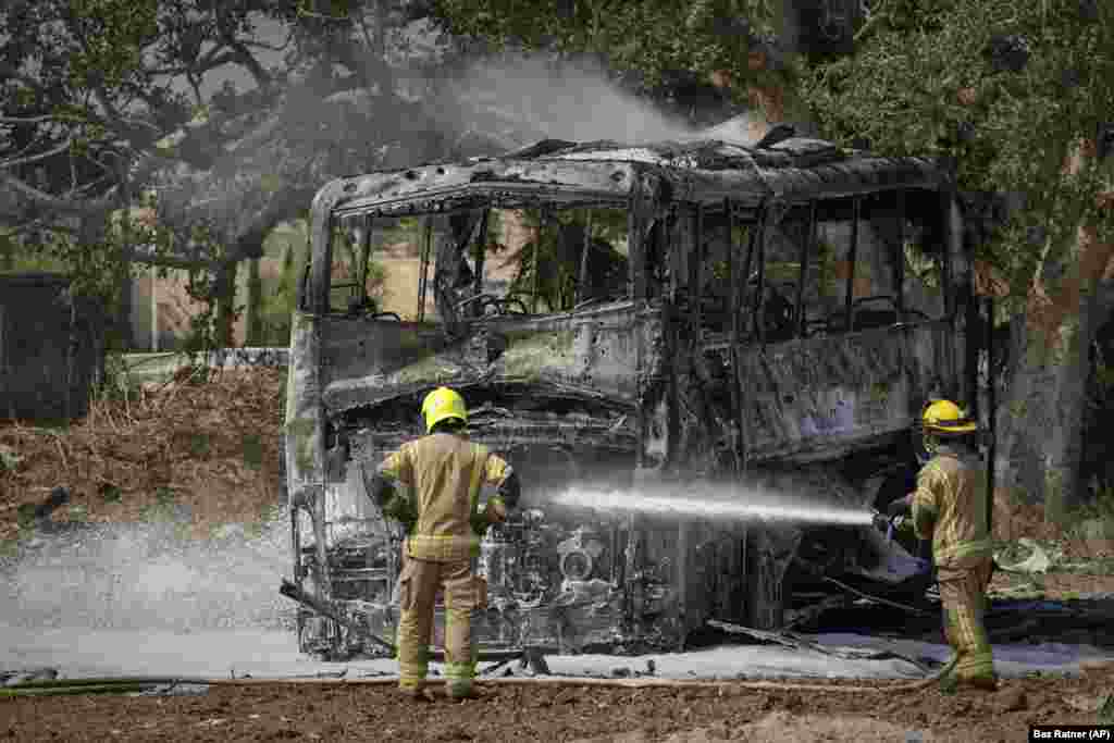 Zjarrfikësit duke punuar në një vend të goditur nga një raketë iraniane, në Izraelin qendror, më 17 qershor.