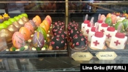 O cofetărie din Praga oferă prăjituri sub formă de ouă, de virus și de vaccin