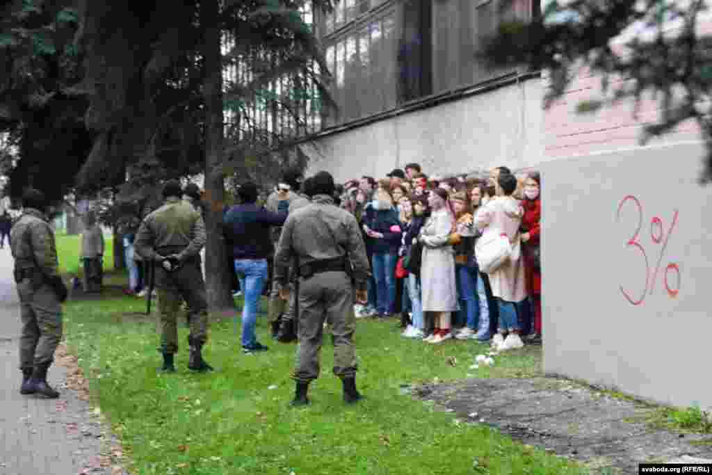 Serviciul belarus al RFE/RL a transmis&nbsp;că mai bine de 50 de persoane au fost arestate la marșul din Minsk, pe 8 septembrie.&nbsp;