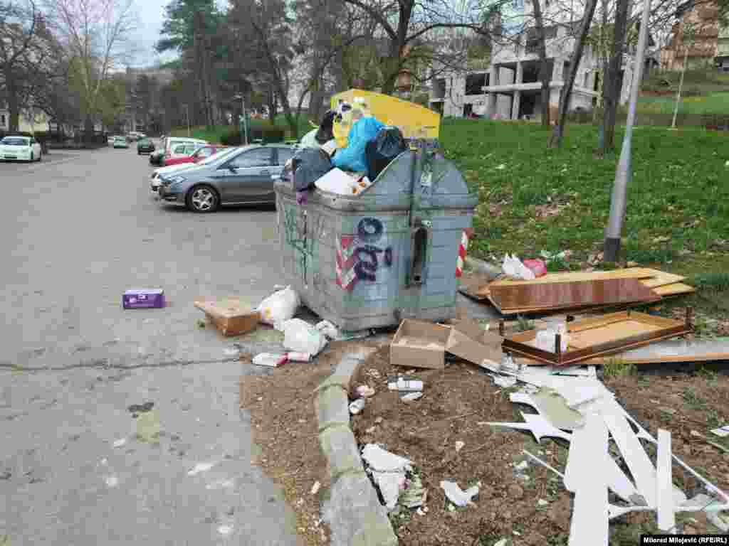 Smeća je sve više i oko kontejnera. Grad Banjaluka proglasio je stanje vanredne situacije.Gradonačelnik Draško Stanivuković izjavio je za medije da se "Banjaluka nalazi pred ekološkom i zdravstvenom katastrofom i da svakodnevno u Banjaluci ostaje 300 tona otpada koje se ne odvozi".