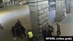 Кадри от охранителни камери показаха насилие над протестиращи на 10 юли 2020 г.