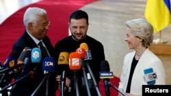 Украинският президент Володимир Зеленски (в средата), председателят на Европейския съвет Антонио Коста (вляво) и председателката на Европейската комисия Урсула фон дер Лайен на срещата на върха на ЕС в Брюксел.
