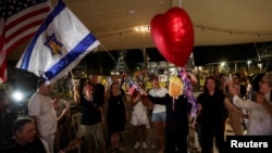 Хора празнуват, след като Тръмп обяви, че Израел и Хамас са се споразумели за първата фаза на примирие в Газа, в Тел Авив