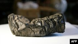 Multe dintre papirusurile de la Herculaneum sunt în stare carbonizată și nu pot fi desfășurate, întrucât asta ar însemna distrugerea lor.