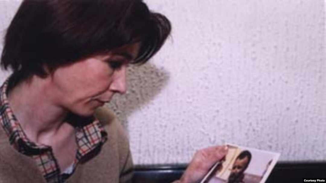 Esma Palić sa fotografijom svog pokojnog supruga Avde Palića