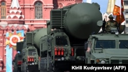 Sistem raketor rus Yars RS-24 për raketa balistike interkontinentale, gjatë një paradte ushtarake në sheshin e Moskës. Fotografi ilustruese nga arkivi.