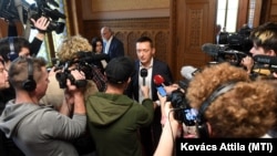 Antal Rogan razgovara sa novinarima.