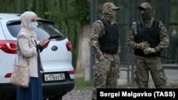 Ruske sigurnosne snage ispred suda u Simferpolu, Ukrajini, 6. septembar 2021. 