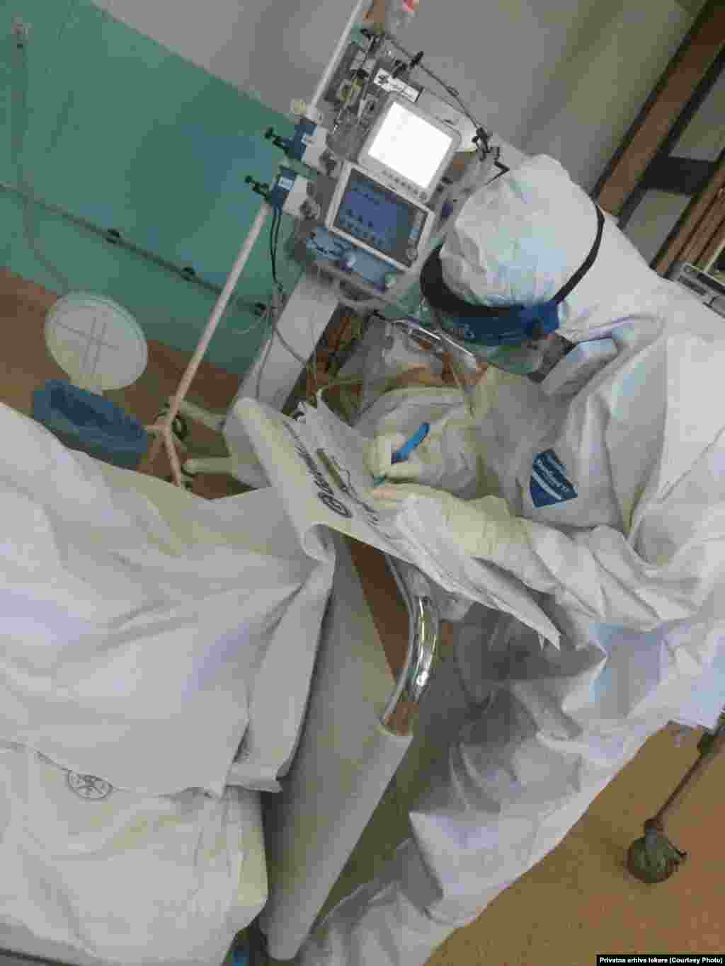 Pisanje anamneze sa četiri para rukavica, COVID bolnica Kliničkog centra u Nišu, doktor Aleksandar Nikolić.