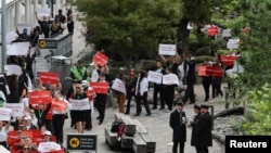 Demonstranti držeći transparente na dan početka štrajka, nakon što sindikat nije uspeo da postigne dogovor s avio-kompanijom, na aerodromu Vancouver u Richmondu, Britanska Kolumbija, Kanada, 16. avgusta 2025.
