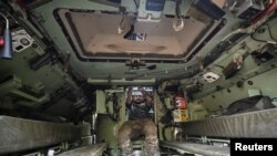 Украински војник во воениот оддел на „Бредли“ во септември 2023 година