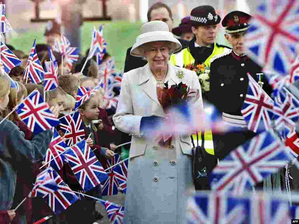 Королеву приветствуют во время приезда в Вулвич на открытии реконструированной Больницы Королевы Елизаветы. 11 декабря 2001 года. 