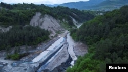 Salina Praid a fost inundată în urma creșterii debitului pârâului Corund, care traversează pe deasupra unei părți a acesteia.