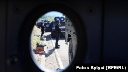 Një polic i Kosovës qëndron pranë një automjeti të blinduar të policisë në Jarinje, në veri të Kosovës.