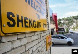 Portul albanez Shengjin, din nord-vestul țării, va găzdui primul centru pentru migranții „importați” de albanezi din Italia. Tirana spune că este, practic, gata. Al doilea, de la Gjader, este încă în construcție.