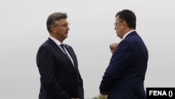 Susret Plenkovića (lijevo) i Tegeltije (desno) prilikom otvaranja mosta Svilaj na rijeci Savi, BiH (30. septembar 2021.)