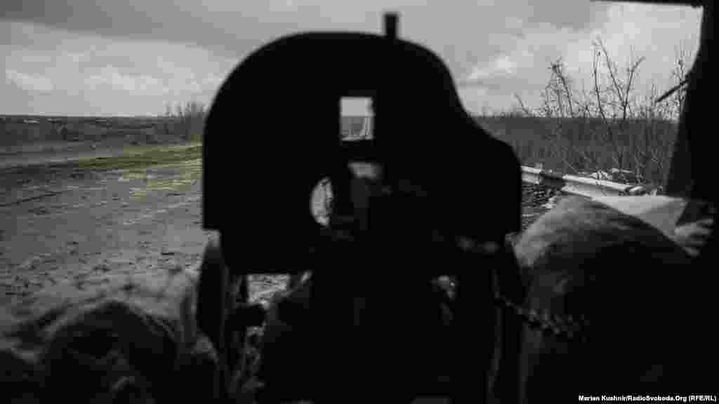 Кулемет «Максим» 1944 року випуску стоїть на обороні Авдіївського рубежу і виставлений в бік Ясинуватської розв’язки поблизу Донецька. Бійці української армії кажуть, що він набагато кращий за сучасні кулемети такого калібру: кращі кучність і точність стрільби