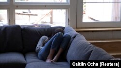 Iako je mnogo priča o dobrim djelima i ljudima koji pomažu drugima, korona virus je također donio i drugu, mračniju stranu kod nekih ljudi: strah, bijes, ljutnju i sramotu.