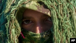 Vojnik Vojske Srbije tokom posete predsednika Srbije Aleksandra Vučića kasarni u Beogradu, 30. januara 2024.