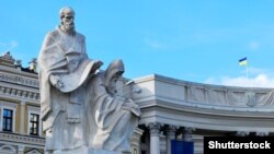 Скульптуры просветителей Кирилла и Мефодия в Киеве