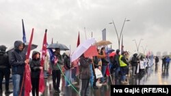 Tokom blokade mosta 26. marta 2025. godine demonstranti odaju počast žrtvama masovnih ubistava u Srbiji u maju 2023.