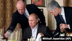 Fondatorul și patronul grupării de mercenari «Wagner», Evgheni Prigojin (stânga), în vremea când nu era decât «Bucătarul lui Putin», 11 noiembrie, 2011. 
