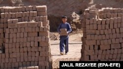 Dečak radi u fabrici cigle u Heratu