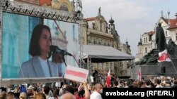 Svetlana Țihanovskaia la mitingul de solidaritate de la Praga