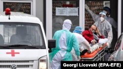 Maqedoni e Veriut - Stafi mjekësor pranon një pacient të ri me COVID-19. Shkup: 16 mars 2021.