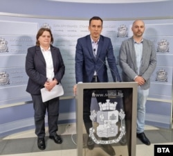 Кметът на София Васил Терзиев (в средата), зам.-кметът по екология Надежда Бобчева и директорът на Столичния инспекторат Николай Неделков