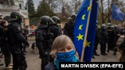 Të dielën, më 18 prill, disa qytetarë çekë protestuan para Ambasadës ruse në Pragë, pas zbulimit të autoriteteve se operativë të dyshuar të inteligjencës ruse qëndrojnë prapa një sulmi vdekjeprurës, në një depo armësh në Çeki.