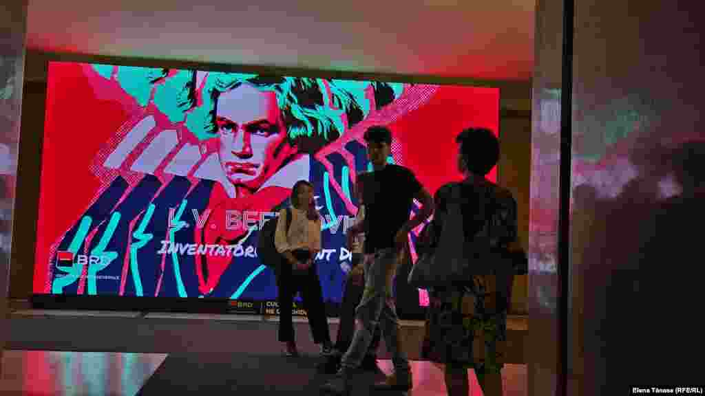 Beethoven este unul dintre superstarurile Festivalului care au ieșit la plimbare în oraș/ orașe. Serios: Bach, Mozart, Lizst și Wagner discutau în week-end cu lumea ieșită la promenadă și la ultimele înghețate ale verii pe Calea Victoriei (pietonală). E drept că sunt cam agasați în timpul săptămânii, din cauza traficului și a poluării. Aici însă Beethoven e în foaier, la Sala Palatului. Așa e tipul, un pic îmbufnat.