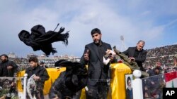 Desetine hiljada ljudi prisustvovale su sahrani lidera Hezbolaha Hasana Nasralaha u Bejrutu 23. februara, gotovo pet meseci nakon što je ubijen u izraelskom vazdušnom napadu. 
