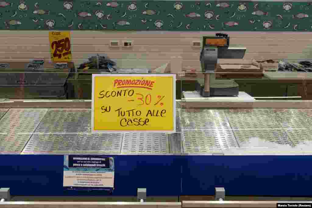 Prizori praznih rafova prodavnica, poput ovog u gradu Kodonju, česta su pojava. &nbsp;