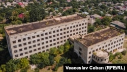 Clădiri vechi, nefinisate, propuse pentru relocarea spitalului. Construcțiile au început în anii ’90, dar nu au fost niciodată date în exploatare.