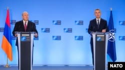 Jens Stoltenberg NATO/főtitkár (j) és Armen Szargszján örmény elnök sajtótájékoztatót tart Brüsszelben 2020. október 21-én.