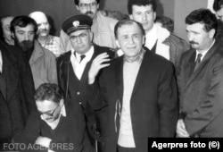 „Acest om fără inimă, fără creier, a întinat numai idealurile socialismului”, declamă Ion Iliescu în direct, la televiziunea publică, pe 22 decembrie 1989. Seara, va da însă citire comunicatului Frontului Salvării Naționale care scoatea în afara legii Partidul Comunist.