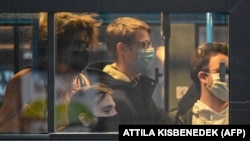 Utasok egy budapesti buszon 2020. november 11-én