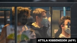 Utasok egy budapesti buszon 2020. november 11-én.