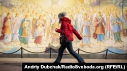 Întâlnirea autorităților cu reprezentanții cultelor a dat câștig de cauză celor dintâi: fără certificat verde în lăcașurile de cult. Analiștii și specialiștii în sănătate publică atrag atenția asupra pericolului materializării unei astfel de decizii