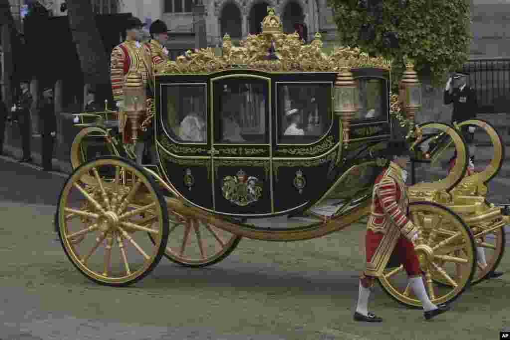 Victoria, Prințesa Moștenitoare a Suediei și Carl XVI Gustaf, Regele Suediei, sosesc înainte de încoronarea Regelui Carol al III-lea și a Camilei, Regina Consoartă, la Londra, sâmbătă, 6 mai 2023. (AP Photo/Kin Cheung)