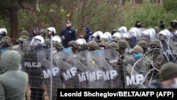 Полски сили за сигурност охраняват източната граница на страната си с Беларус, 8 ноември 2021 г.