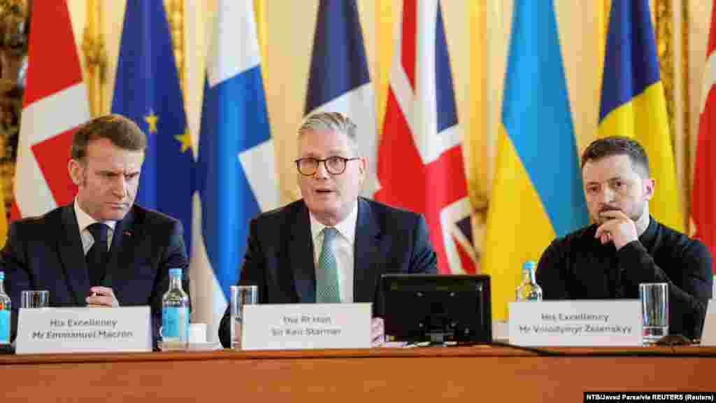 Emmanuel Macron francia elnök, Keir Starmer brit miniszterelnök és Volodimir Zelenszkij ukrán elnök az európai vezetők csúcstalálkozóján, amelyen az európai biztonságról és Ukrajnáról tárgyalnak a londoni Lancaster House-ban 2025. március 2-án