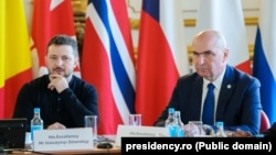 Ilie Bolojan, președintele interimar al României, și Volodimir Zelenski, președintele Ucrainei, la întâlnirea de la Londra.