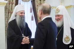 Poglavar Srpske pravoslavne crkve Porfirije (lijevo), predsjednik Rusije Vladimir Putin i prvi čovjek Ruske pravoslavne crkve Kiril tokom susreta u Moskvi 22. aprila 2025.