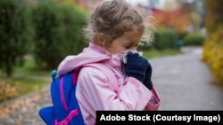 Simptomele celor două afecțiuni sunt foarte asemănătoare și pot fi amăgitoare: strănut des, nas înfundat, ochi roșii, oboseală.