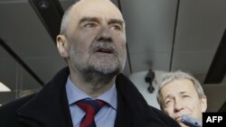 Герман Накерц розмовляє з журналістами на летовищі Швехат під Віднем перед вильотом до Ірану, 15 січня 2013 року