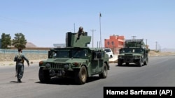 Forcat e sigurisë afgane patrullojnë pasi morën përsëri kontrollin e pjesëve të qytetit të Heratit pas luftimeve me talibanët. 