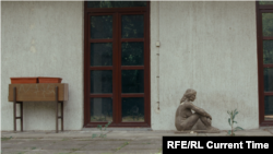 Statua ispred motela Kon-Tiki pored Sarajeva, koji je tokom rata u BiH služio kao kamp za silovanje. Procjenjuje se da je u ratu u BiH silovano preko 20.000 žena