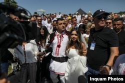 George Simion, liderul AUR, s-a căsătorit în 2022. La nunta lui – care a fost un eveniment televizat – a fost îmbrăcat în costum popular.